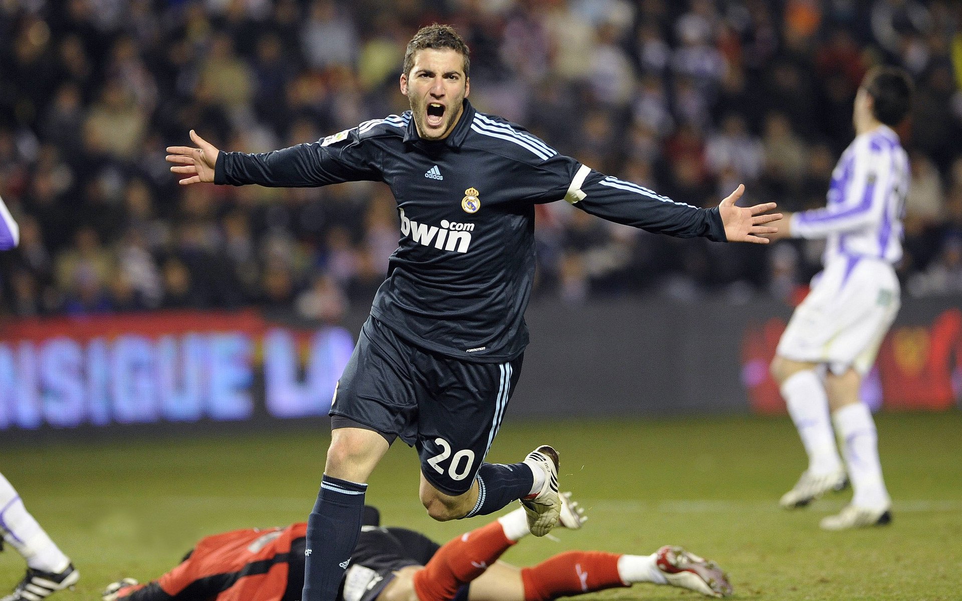 星空电竞在线平台-_红白蓝冠军赛：经典色彩赛场的激烈角逐_，红白蓝三种颜色代表了什么