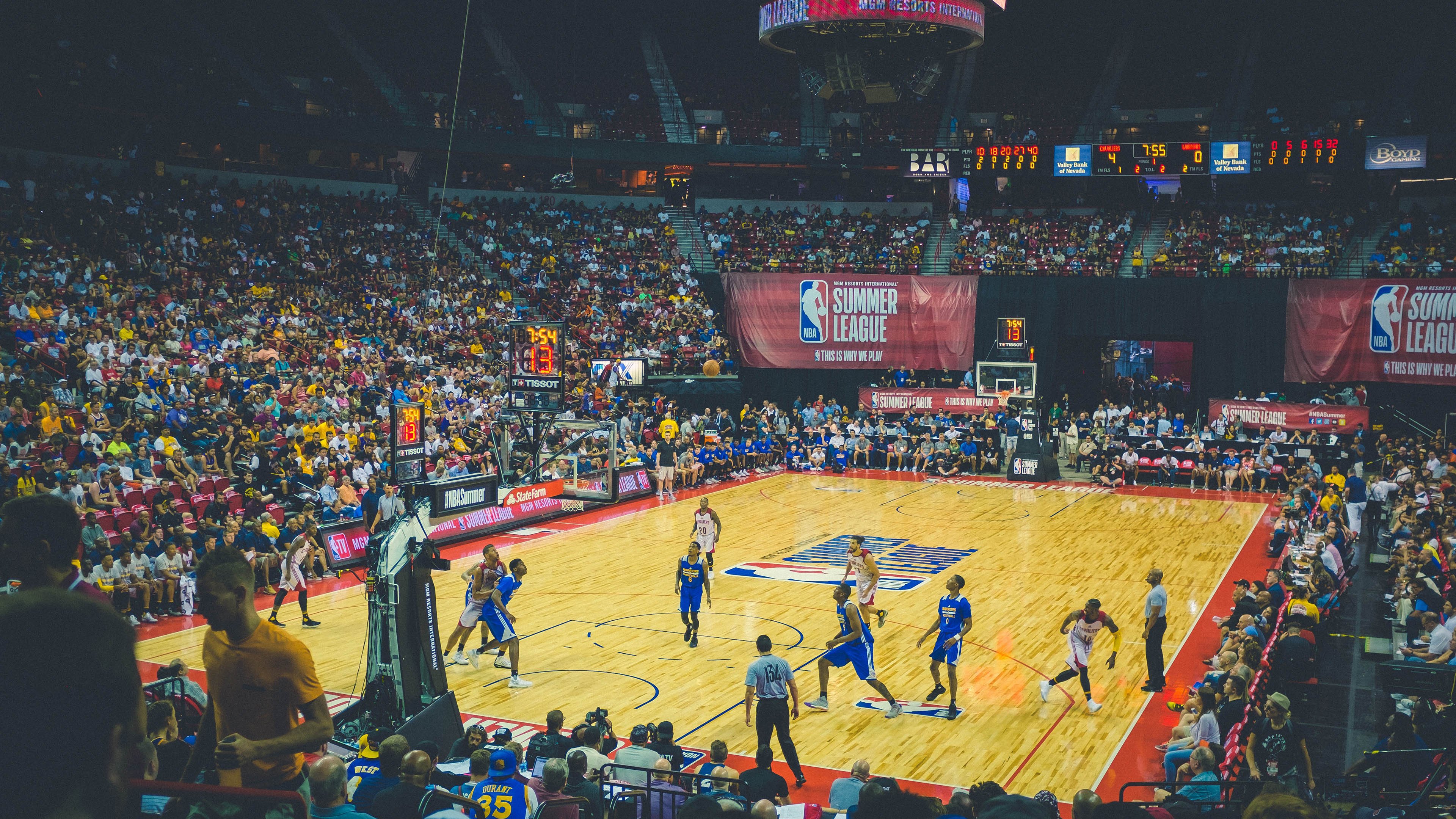 星空体育(中国)官方网站-裁判新规引发热议，联盟不断推动判罚公平化，裁判员公平裁决