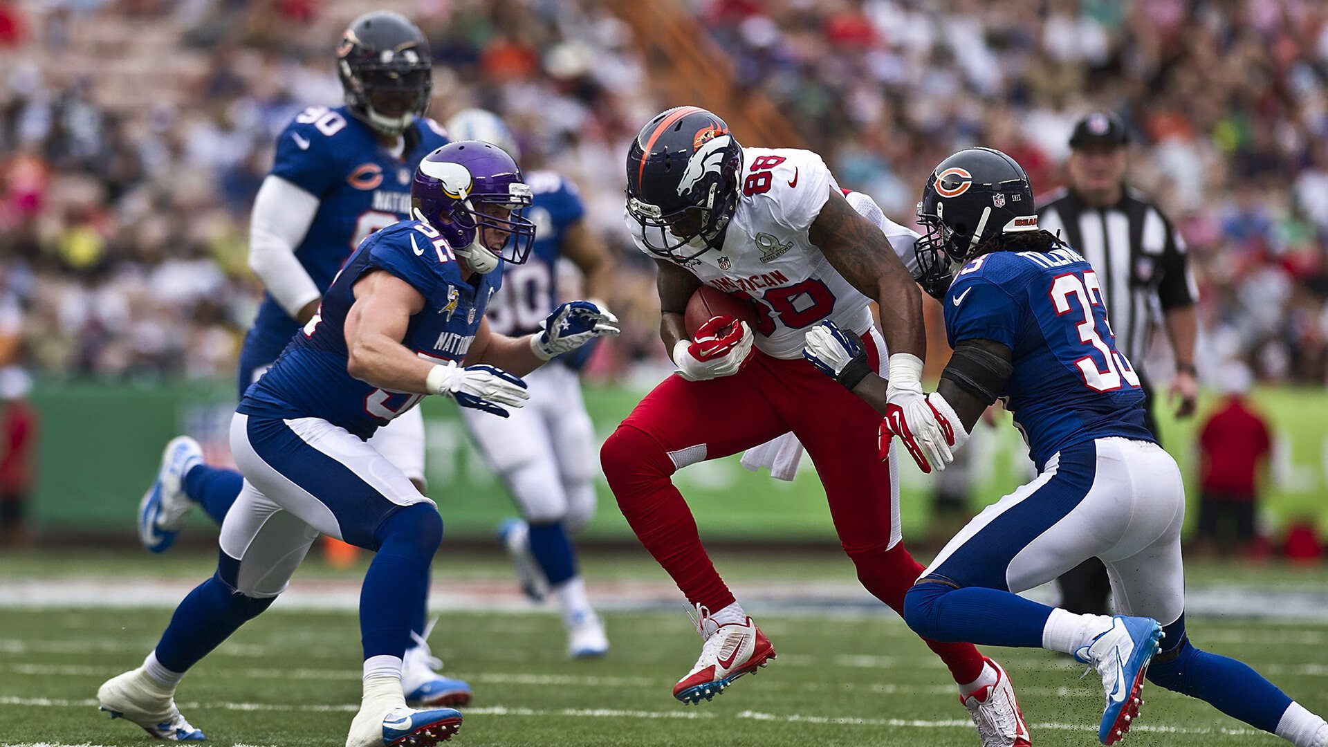 “雪地飙车:北极圈的冰雪战神”,极地雪橇车